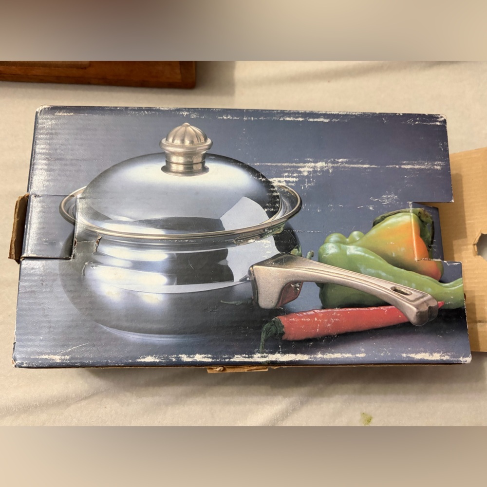 Stainless Steel Saucepan with Gold-Tone Handle and Lid vintage - Picture 3 of 9